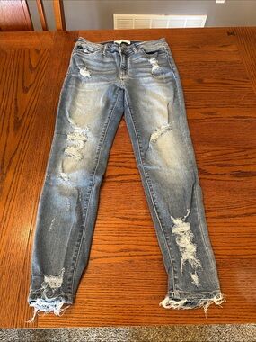 Women’s  KanCan skinny jeans size 28 inseam measures about 27”